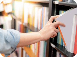 社内の本棚で本が読める